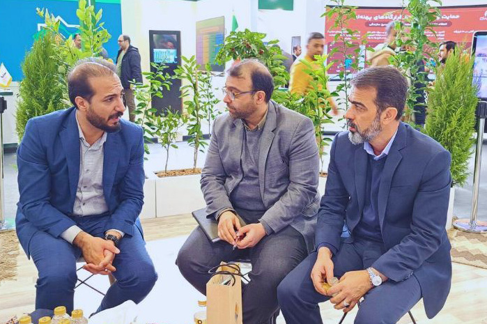 بازدید مدیران مجتمع اقتصادی کمیته امداد از غرفه گروه اقتصاد مردمی در نمایشگاه الگوهای مسیر پیشرفت