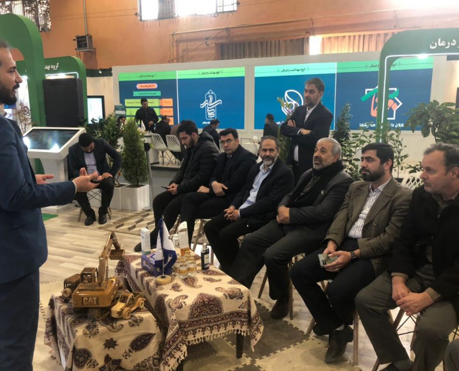 بازدید نمایندگان مجلس از غرفه گروه اقتصاد مردمی در نمایشگاه الگوهای مسیر پیشرفت