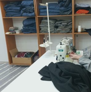 حل مشکل قیمت تمام شده بالا در تولید پوشاک با مدل تولید گسترده و شبکه‌سازی